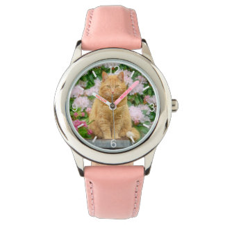 Eine orangefarbene Katze im Garten mit rosa Frühli Armbanduhr