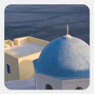 Eine orthodoxe Kirche nahe dem Meer, Oia Santorini Quadratischer Aufkleber