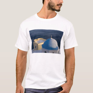 Eine orthodoxe Kirche nahe dem Meer, Oia Santorini T-Shirt