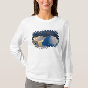 Eine orthodoxe Kirche nahe dem Meer, Oia Santorini T-Shirt
