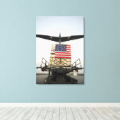 Eine Palette mit humanitärer Hilfe Leinwanddruck (Insitu (Holzboden))