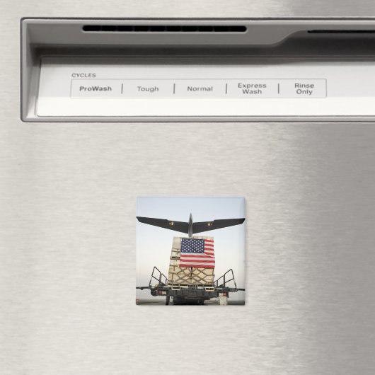 Eine Palette mit humanitärer Hilfe Magnet (In Situ (Geschirrspüler))