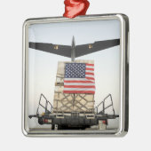 Eine Palette mit humanitärer Hilfe Silbernes Ornament (Links)