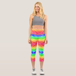 Eine Person, die bunte Regenbogen-Leggings trägt Capri Leggings