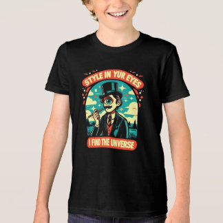 Eine Person, die einen Top-Hut trägt und ein Glas Tri-Blend Shirt