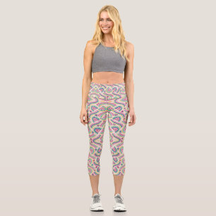 Eine Person, die farbenfrohe gemusterte Leggings t