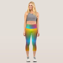 Eine Person, die lebendige, regenbogenfarbene Legg
