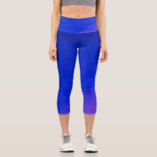 Eine Person, die leuchtend blaue Leggings trägt 