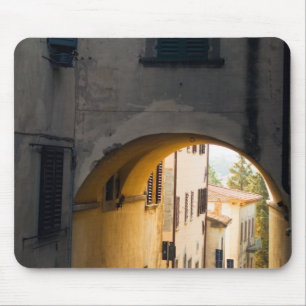 Eine Person, die unter einem Bogen geht, einen Hü Mousepad