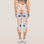 Eine Person trägt bunte Leggings (Rückseite)