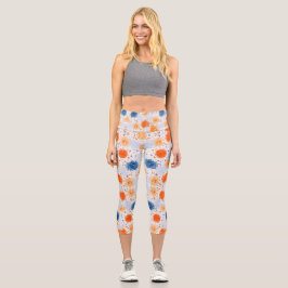 Eine Person trägt bunte Leggings