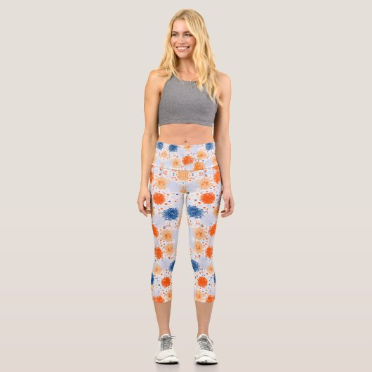 Eine Person trägt bunte Leggings (Vorderseite)