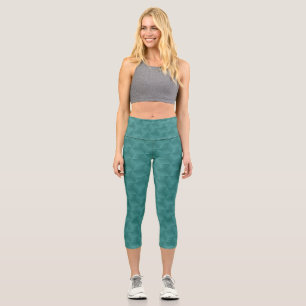Eine Person trägt teal Leggings mit einem geometri
