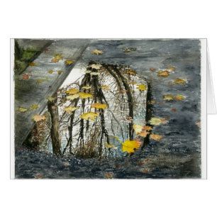 Eine Pfütze auf der Straße im November