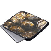 Eine Platte mit Austern. Laptopschutzhülle (Vorne Knopf)