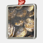 Eine Platte mit Austern. Silbernes Ornament (Links)