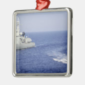 Eine portugiesische Marine-Mannschaft in einem auf Silbernes Ornament (Links)