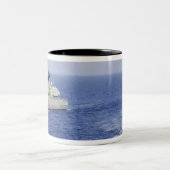 Eine portugiesische Marine-Mannschaft in einem auf Zweifarbige Tasse (Mittel)