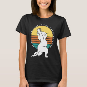 Eine Pose anschlagen und reinigen, um Ihre Yogakat T-Shirt