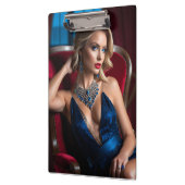 Eine Pose ist eine Frau, die ein Stück modelliert Klemmbrett (Links)