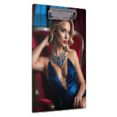 Eine Pose ist eine Frau, die ein Stück modelliert Klemmbrett (Rechts)