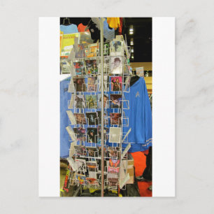 Eine Postkarte eines Racks von Postkarten