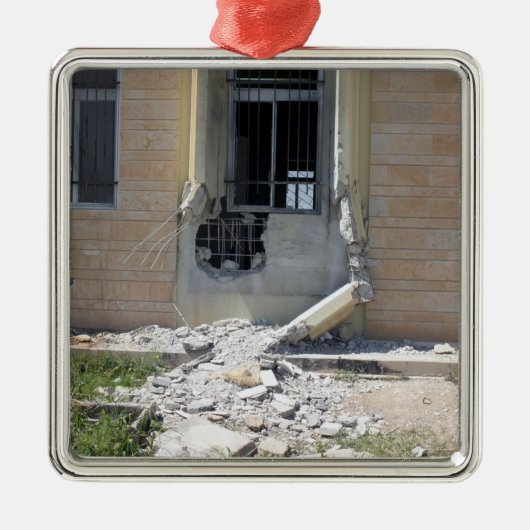 Eine raketengetriebene Granate Ornament Aus Metall (Vorne)