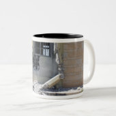 Eine raketengetriebene Granate Zweifarbige Tasse (VorderseiteRechts)