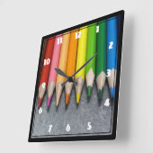 Eine Reihe der farbigen Bleistifte Quadratische Wanduhr (Winkel)