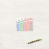 Eine Reihe farbenfroher Telefonboxen Post-it Klebezettel (Auf Schreibtisch)