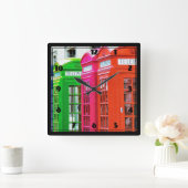 Eine Reihe farbenfroher Telefonboxen Quadratische Wanduhr (Zuhause)