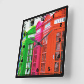 Eine Reihe farbenfroher Telefonboxen Quadratische Wanduhr (Winkel)