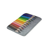 Eine Reihe farbiger Stifte. Badematte (Schrägansicht)