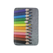 Eine Reihe farbiger Stifte. Badematte (Vorderseite Vertikal)