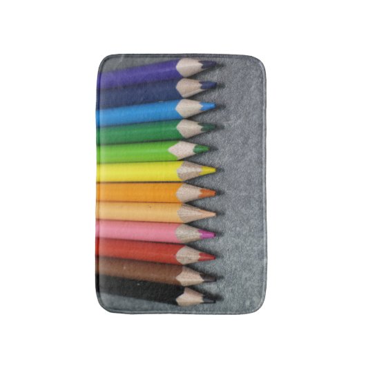 Eine Reihe farbiger Stifte. Badematte (Vorderseite Vertikal)