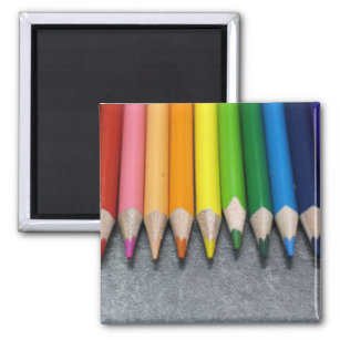Eine Reihe farbiger Stifte. Magnet