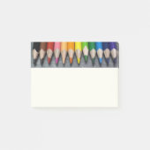 Eine Reihe farbiger Stifte. Post-it Klebezettel (Vorderseite)