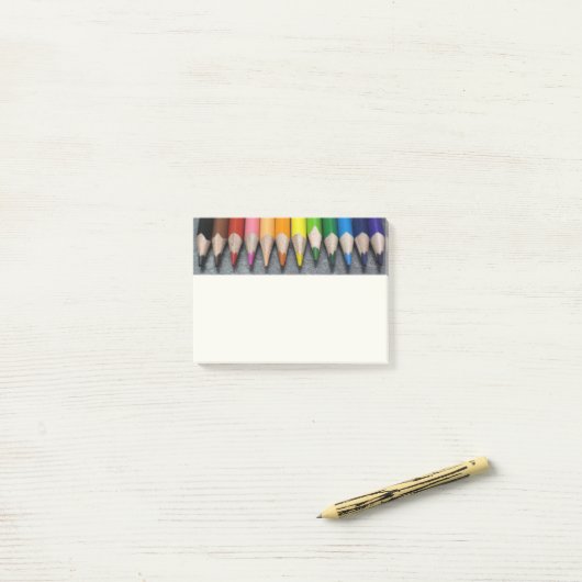 Eine Reihe farbiger Stifte. Post-it Klebezettel (Auf Schreibtisch)