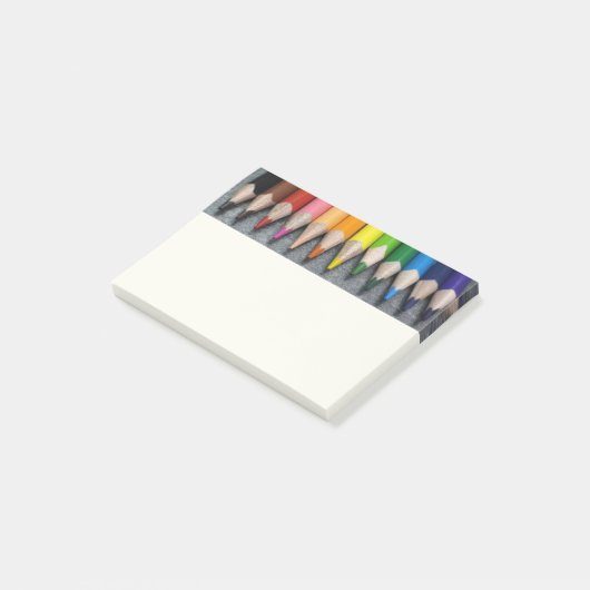 Eine Reihe farbiger Stifte. Post-it Klebezettel (angewinkelt)