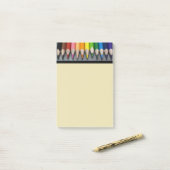 Eine Reihe farbiger Stifte. Post-it Klebezettel (Auf Schreibtisch)