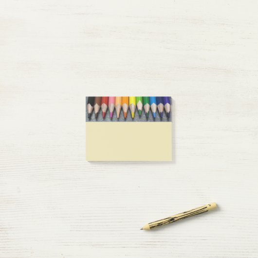 Eine Reihe farbiger Stifte. Post-it Klebezettel (Auf Schreibtisch)