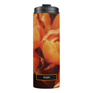 Eine Reihe orangefarbener Tulpen Thermosbecher