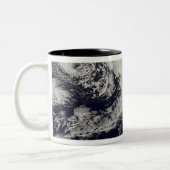 Eine Reihe starker Stürme mit heftigen Winden 2 Zweifarbige Tasse (Links)