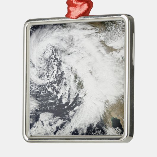 Eine Reihe starker Stürme mit heftigen Winden Silbernes Ornament (Links)