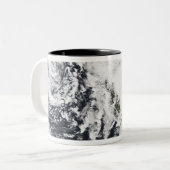 Eine Reihe starker Stürme mit heftigen Winden Zweifarbige Tasse (Vorderseite Links)