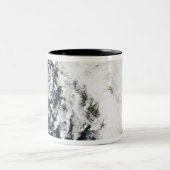 Eine Reihe starker Stürme mit heftigen Winden Zweifarbige Tasse (Mittel)