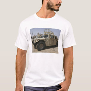 Eine Reihe von humvees von Task Force Militär T-Shirt