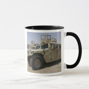 Eine Reihe von humvees von Task Force Militär Tasse