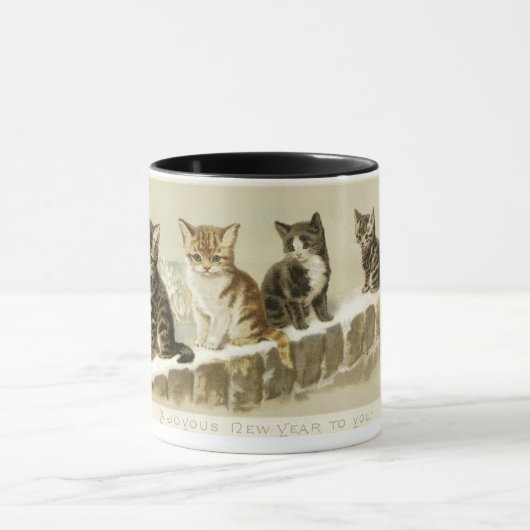 Eine Reihe von Kittens von Helena Maguire Tasse (Zentrum)