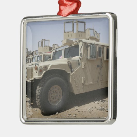 Eine Reihe von Mitarbeitern der Militärpolizei der Silbernes Ornament (Links)